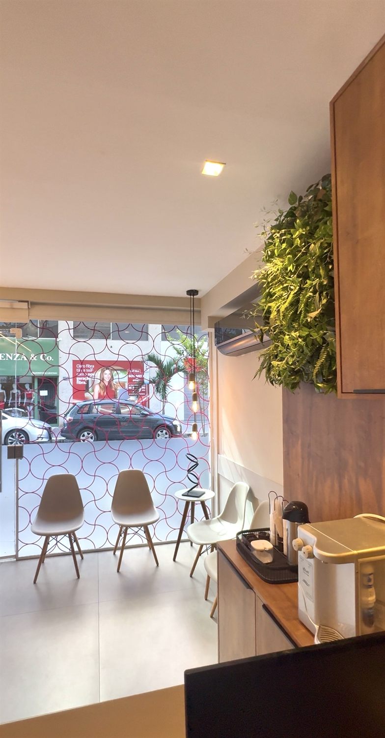 Recepção da clínica com vista para a rua