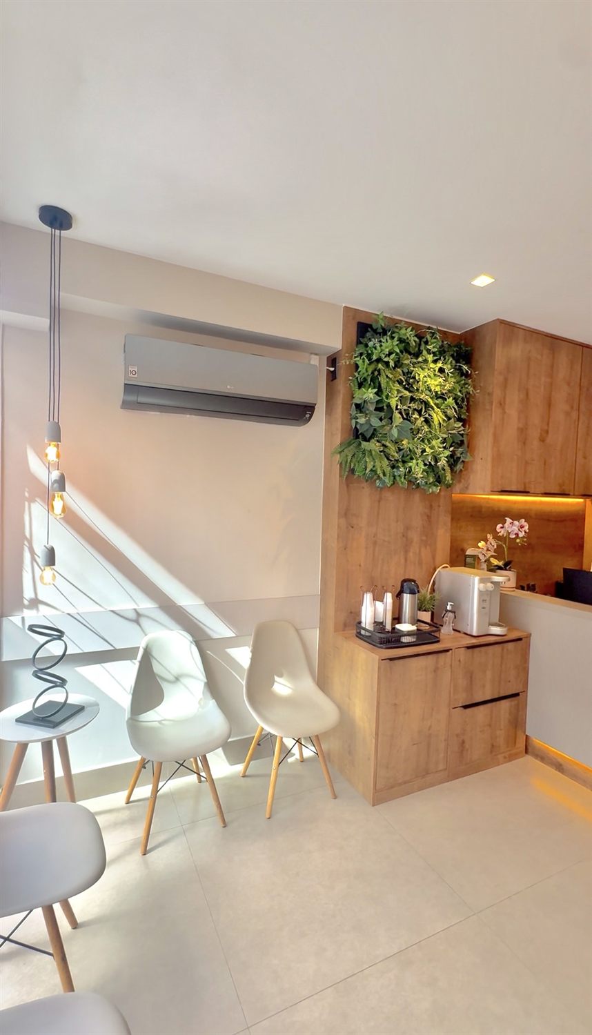 Sala de espera com parede verde e poltronas de design
